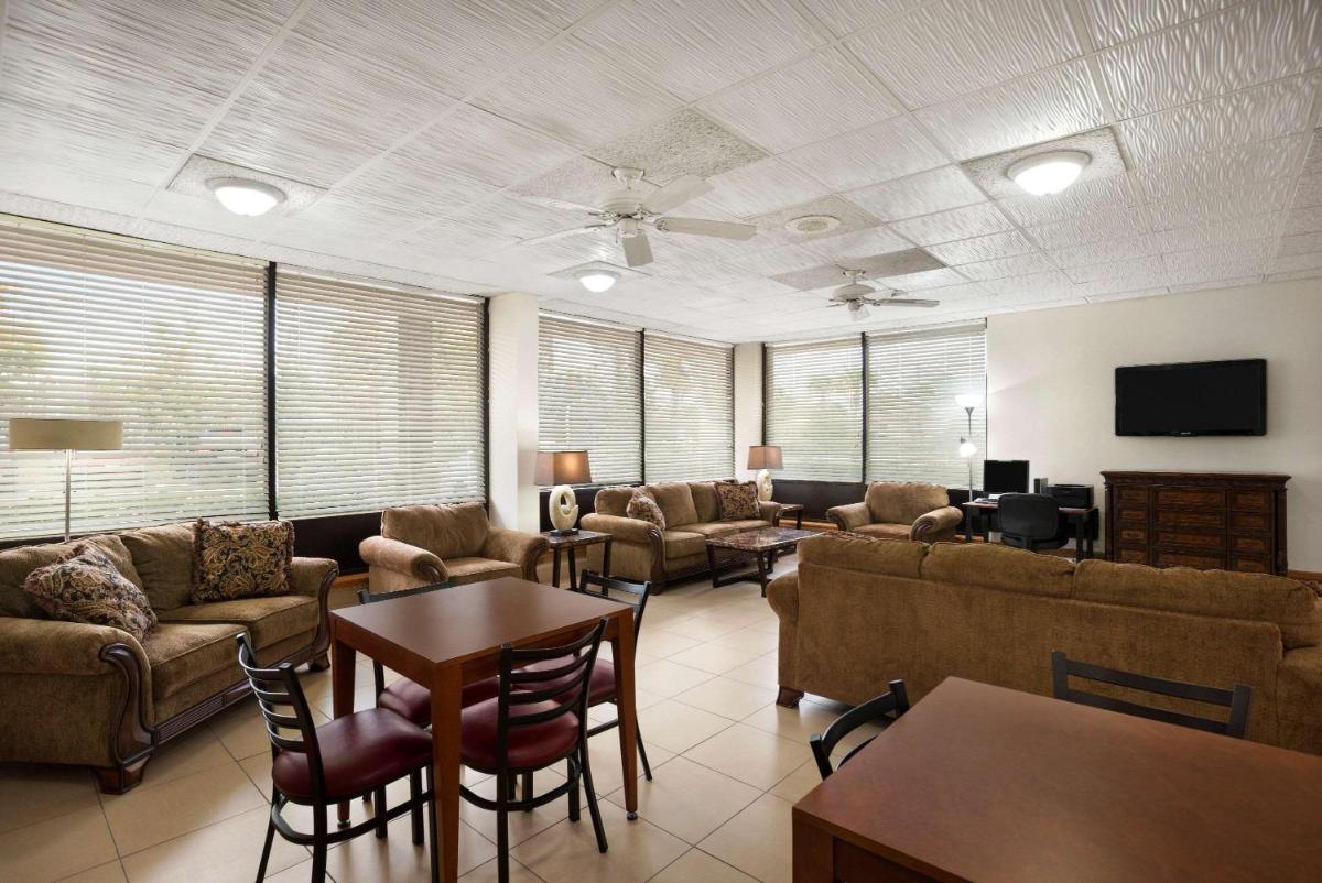 Days Inn by Wyndham Jacksonville Airport - image 4
