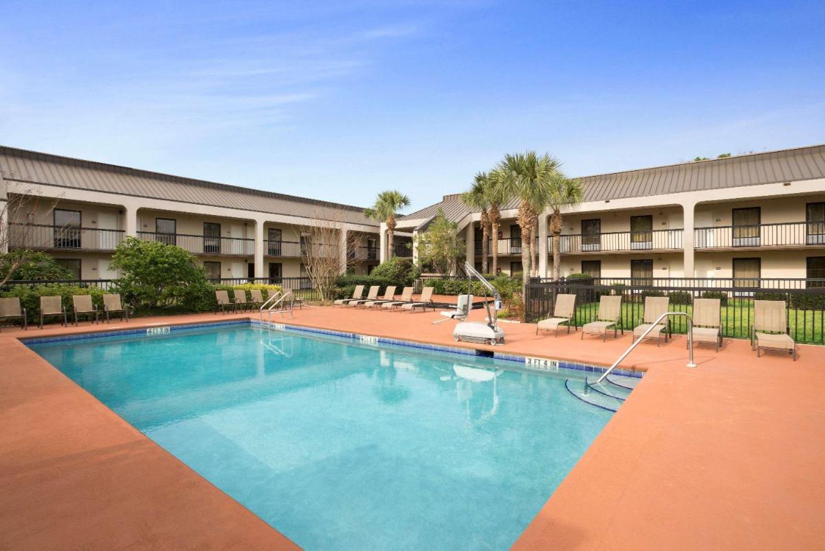 Days Inn by Wyndham Jacksonville Airport - image 5