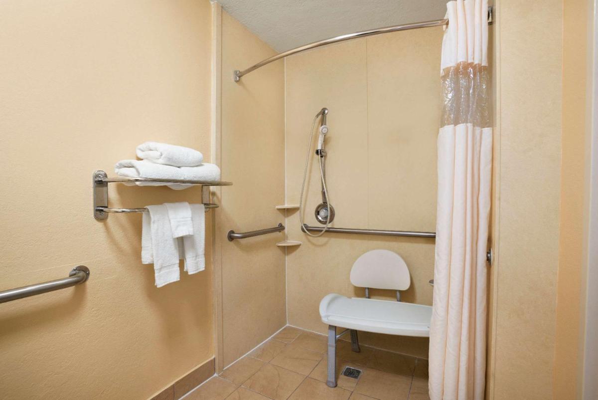 Days Inn by Wyndham Jacksonville Airport - image 6