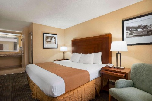 Days Inn by Wyndham Jacksonville Airport - image 9