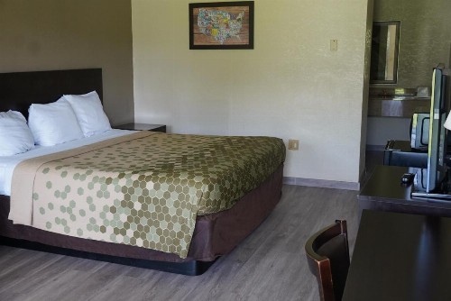Econo Lodge - image 10