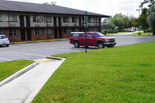 Econo Lodge - image 11
