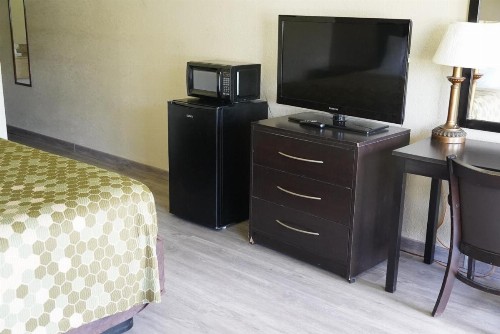 Econo Lodge - image 12