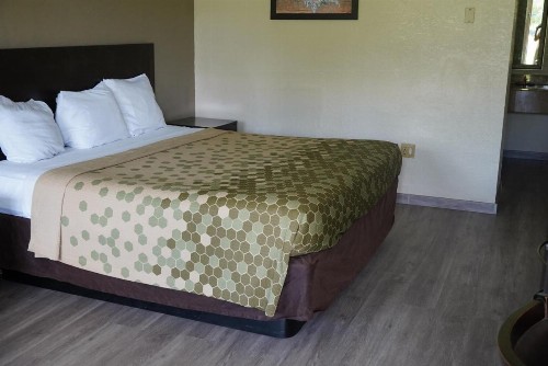 Econo Lodge - image 13