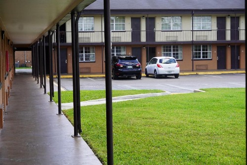 Econo Lodge - image 14