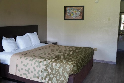 Econo Lodge - image 17