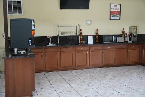 Econo Lodge - image 19