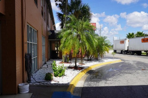 Econo Lodge - image 21