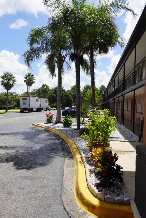 Econo Lodge - image 24