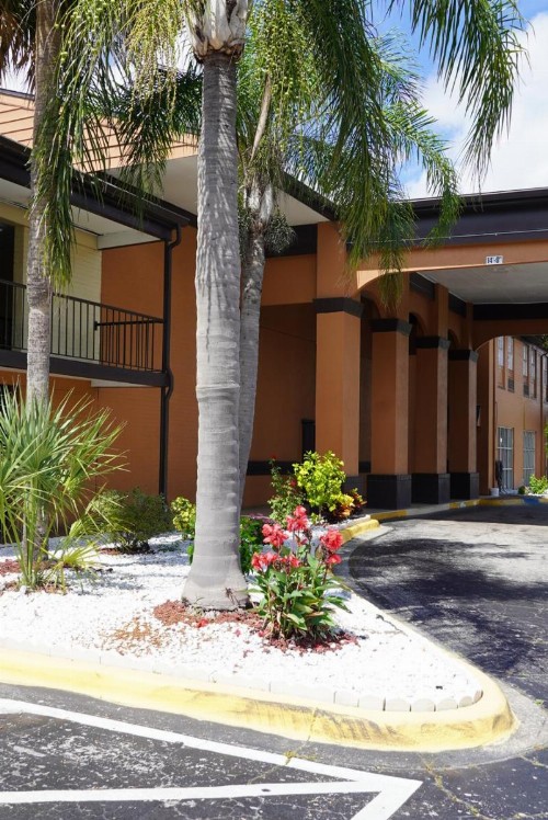 Econo Lodge - image 25