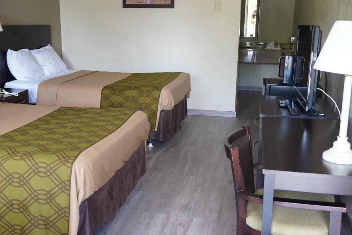 Econo Lodge - image 4