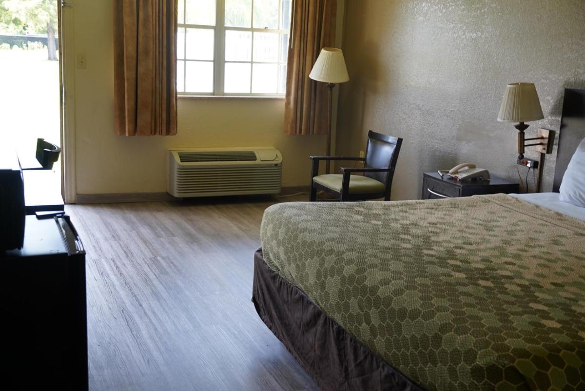 Econo Lodge - image 5