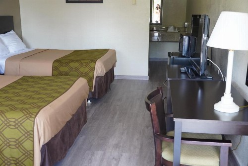 Econo Lodge - image 6