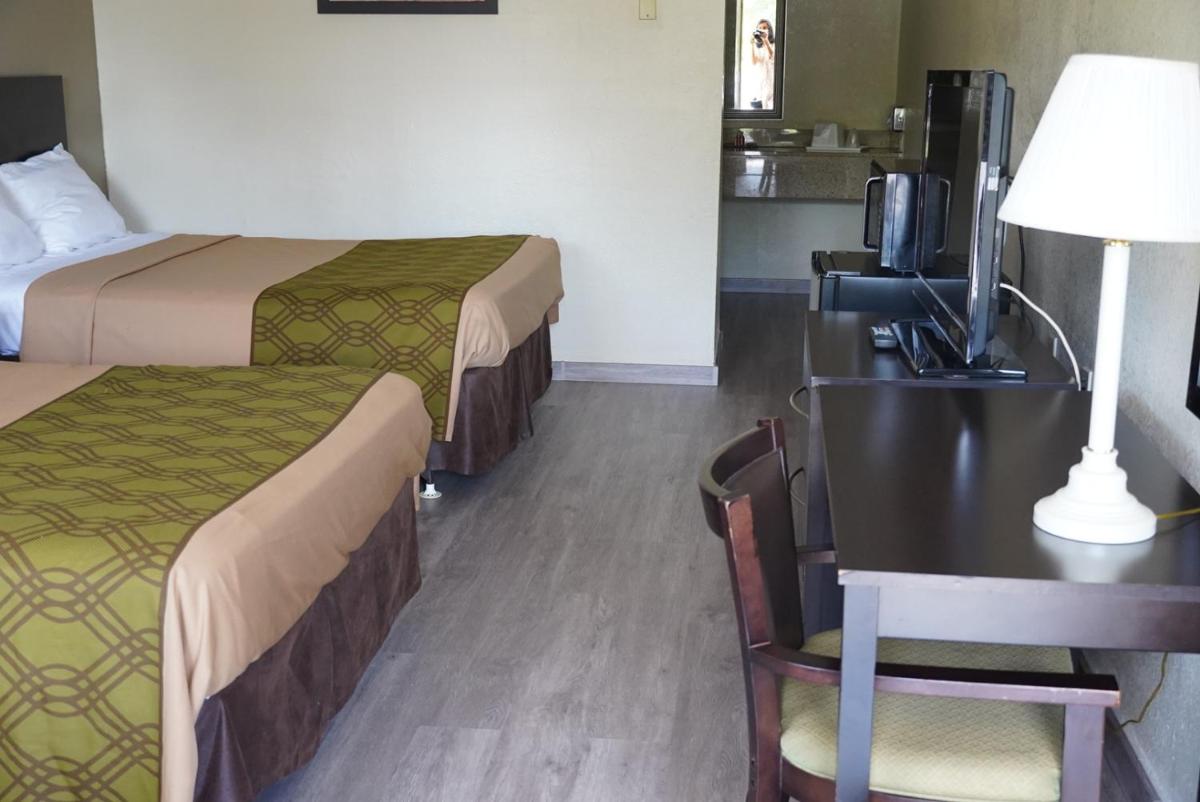 Econo Lodge - image 6
