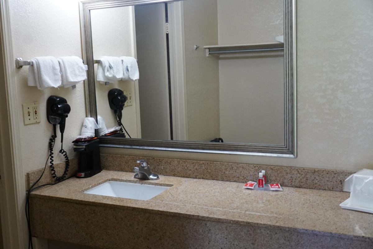 Econo Lodge - image 7