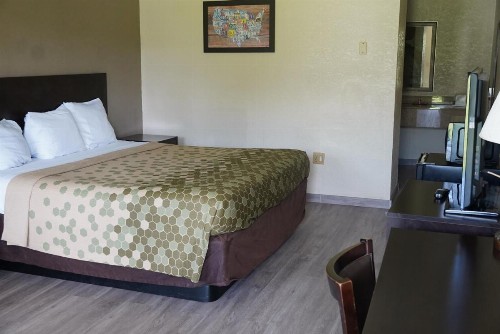 Econo Lodge - image 8