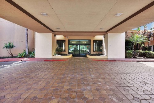 Ramada by Wyndham Jacksonville I-95 by Butler Blvd - image 15