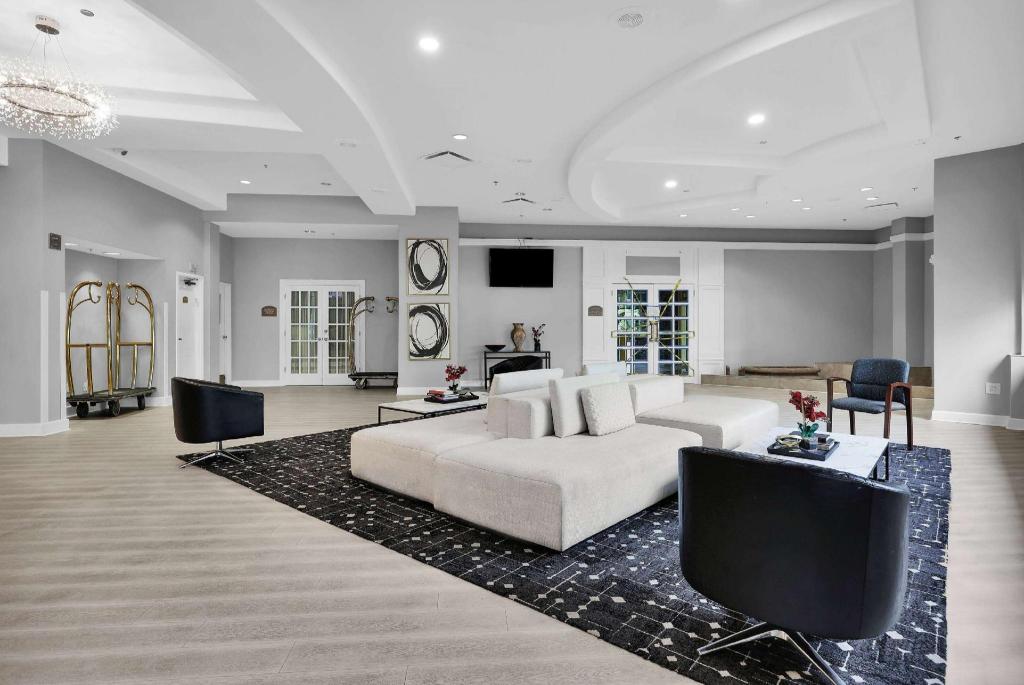 Ramada by Wyndham Jacksonville I-95 by Butler Blvd - image 2