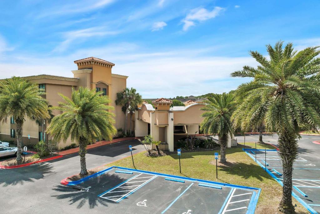 Ramada by Wyndham Jacksonville I-95 by Butler Blvd - image 3
