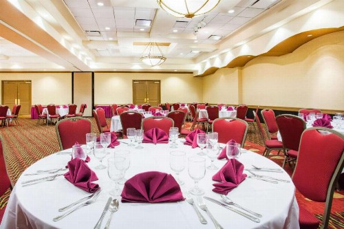 Ramada by Wyndham Jacksonville I-95 by Butler Blvd - image 4