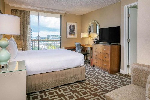 DoubleTree by Hilton Jacksonville Riverfront FL - image 12