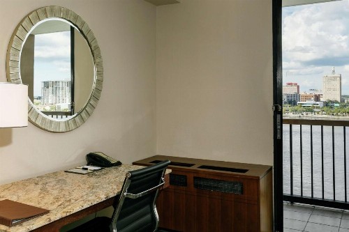 DoubleTree by Hilton Jacksonville Riverfront FL - image 13