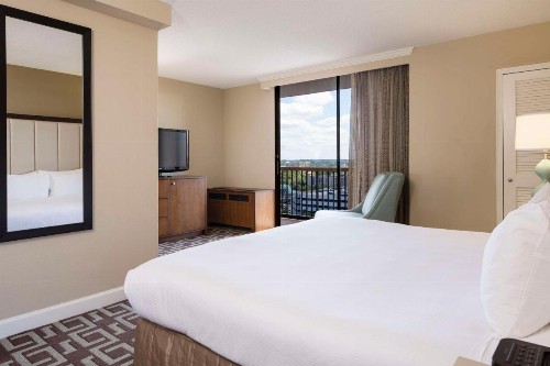 DoubleTree by Hilton Jacksonville Riverfront FL - image 21