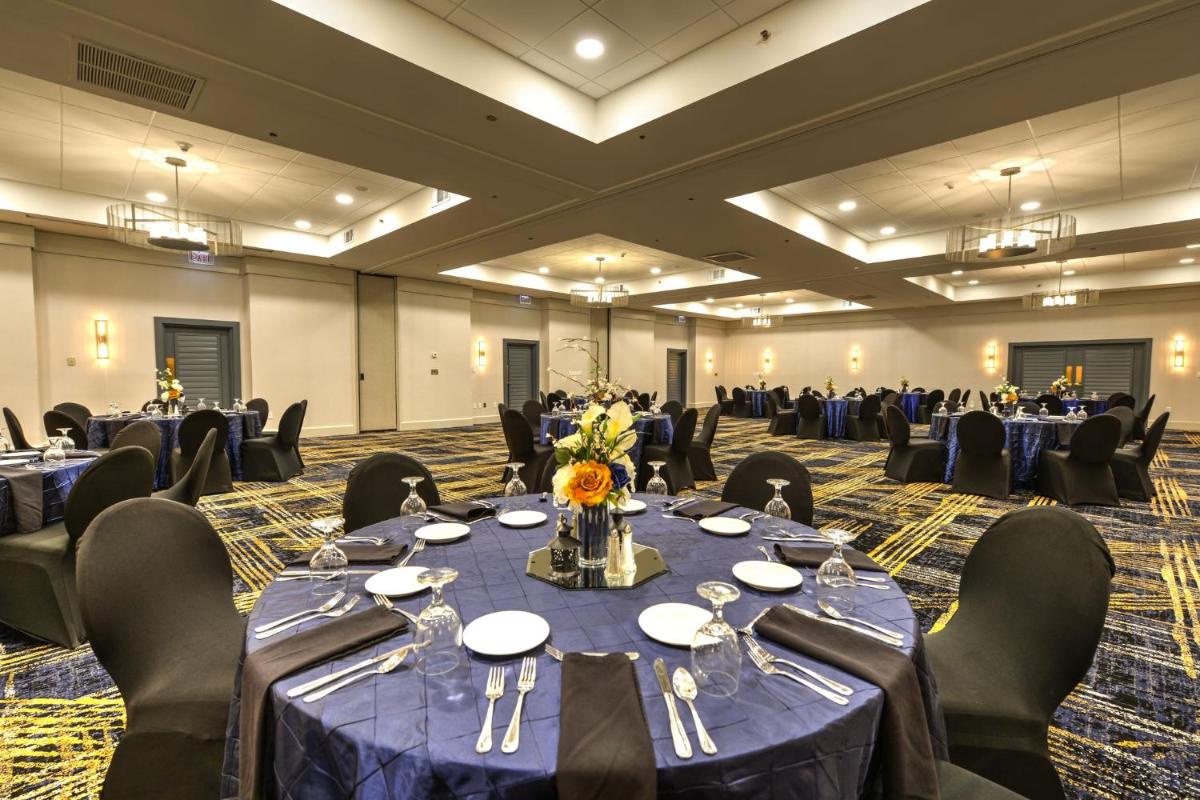 Crowne Plaza Jacksonville Airport an IHG Hotel - image 2