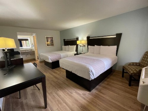Tricove Inn & Suites - image 2