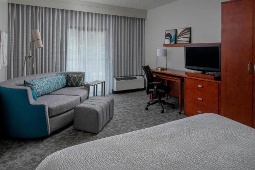 Courtyard by Marriott Jacksonville at the Mayo Clinic Campus/Beaches - image 10