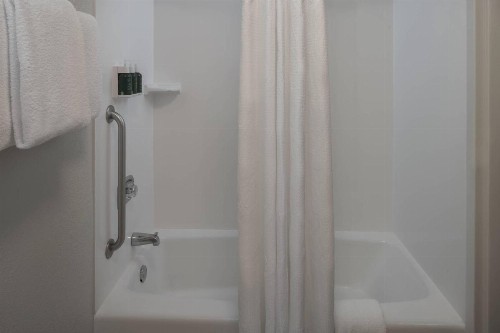 Courtyard by Marriott Jacksonville at the Mayo Clinic Campus/Beaches - image 11