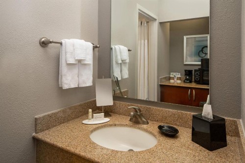 Courtyard by Marriott Jacksonville at the Mayo Clinic Campus/Beaches - image 12