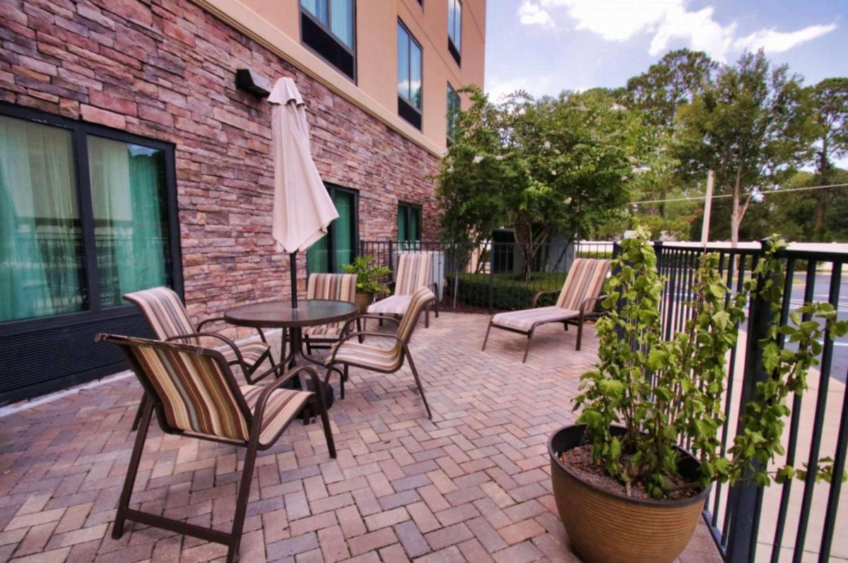 Hampton Inn & Suites Jacksonville Beach Boulevard/Mayo Clinic - image 3