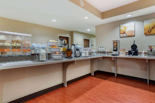 Comfort Suites Airport - image 13