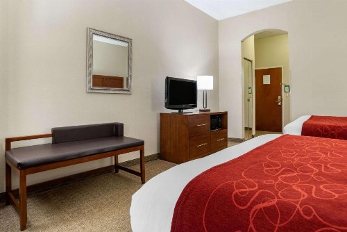 Comfort Suites Airport - image 17