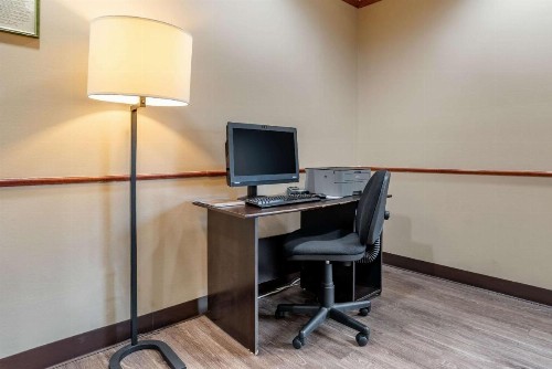 Comfort Suites Airport - image 27