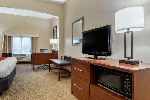 Comfort Suites Airport - image 33