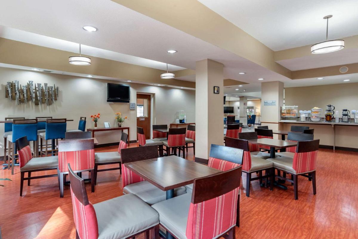 Comfort Suites Airport - image 6