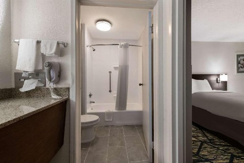 Quality Inn Orange Park Jacksonville - image 10