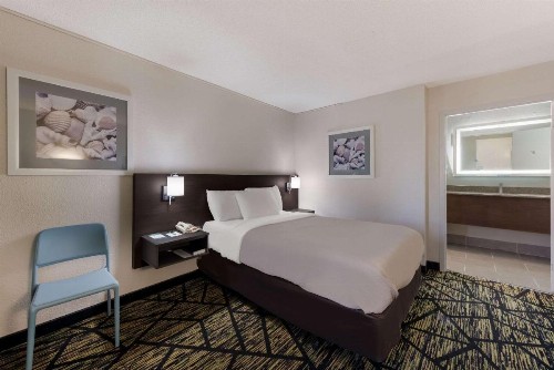 Quality Inn Orange Park Jacksonville - image 11