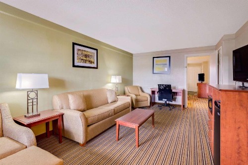 Baymont by Wyndham Jacksonville Orange Park - image 9