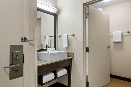 Red Roof Inn PLUS+ Jacksonville – Southpoint - image 35