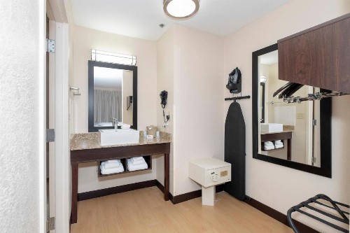 Red Roof Inn PLUS+ Jacksonville – Southpoint - image 36
