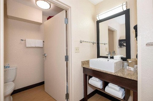 Red Roof Inn PLUS+ Jacksonville – Southpoint - image 38