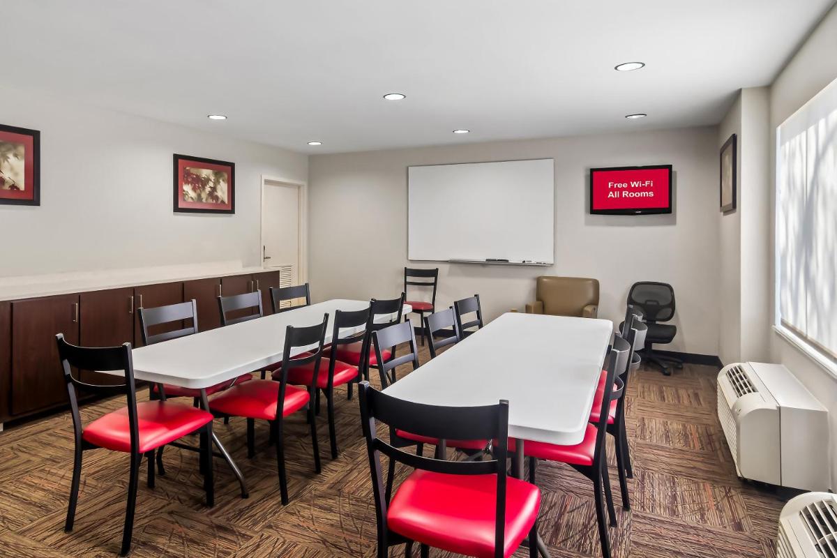 Red Roof Inn PLUS+ Jacksonville – Southpoint - image 5