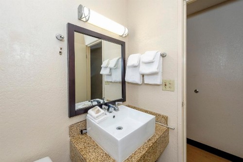 Red Roof Inn Jacksonville - Cruise Port - image 10