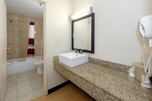 Red Roof Inn Jacksonville - Cruise Port - image 14