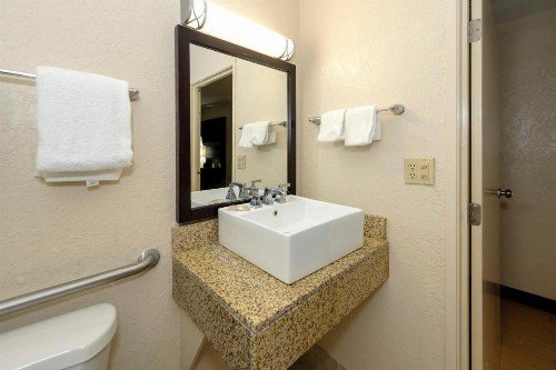 Red Roof Inn Jacksonville - Cruise Port - image 17