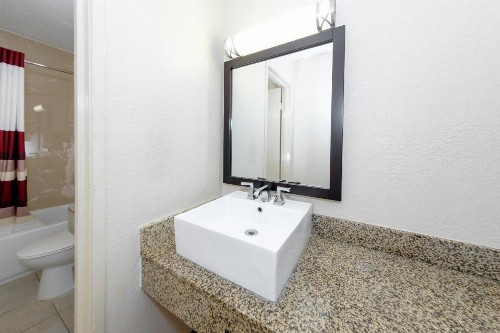 Red Roof Inn Jacksonville - Cruise Port - image 2