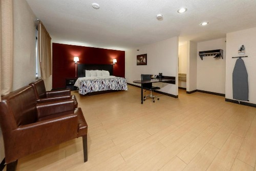 Red Roof Inn Jacksonville - Cruise Port - image 8